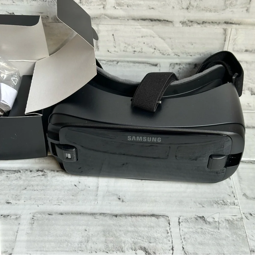 Samsung Gear VR with Controller - Black